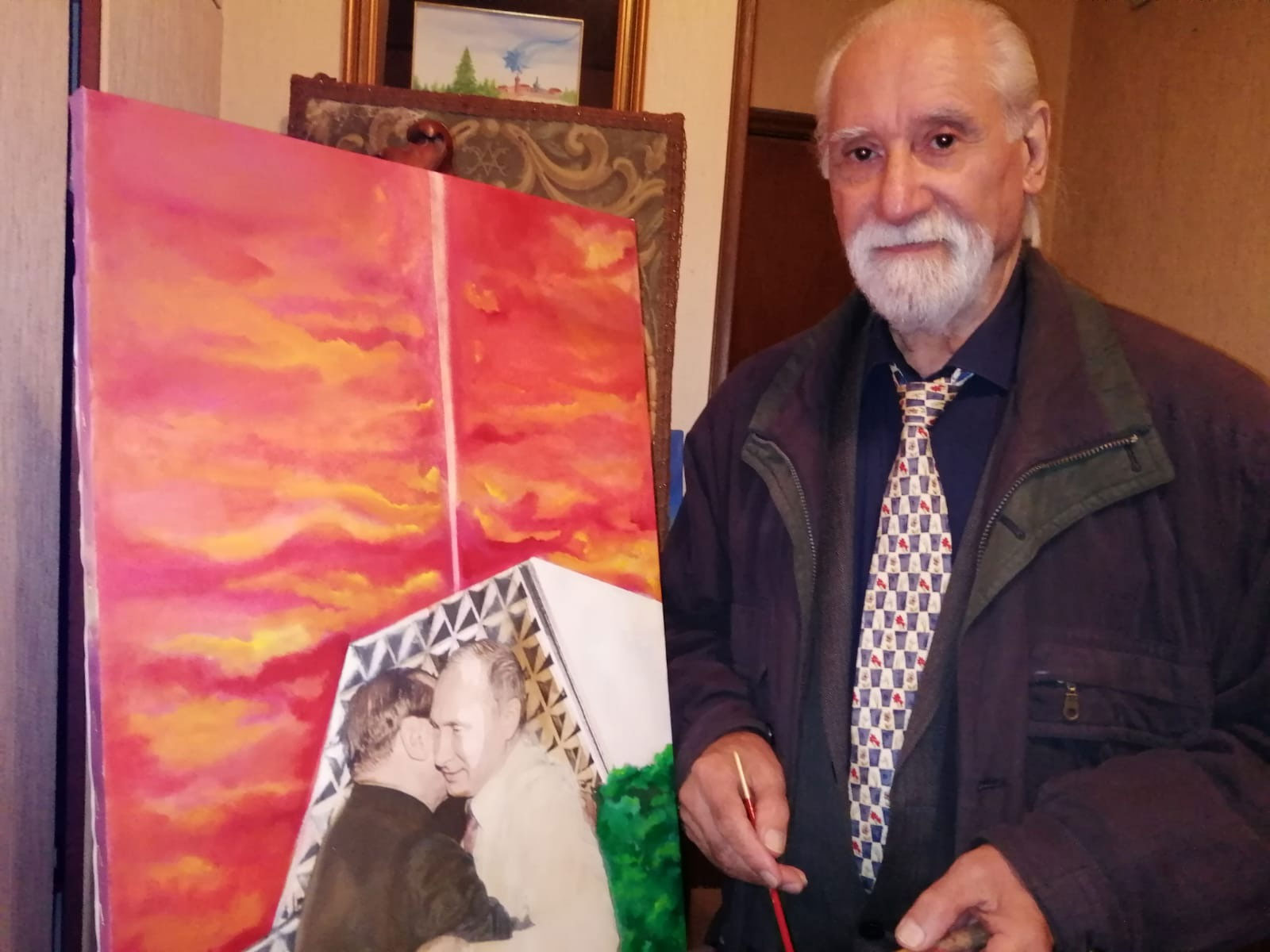 Il Maestro Masrur Imani davanti al suo dipinto